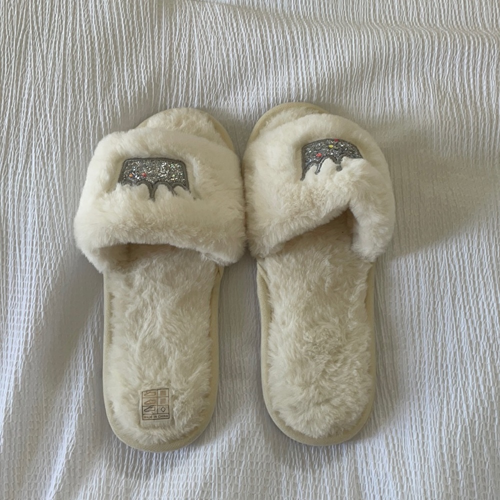 White bedroom slippers. Size 38-39 (size9)
